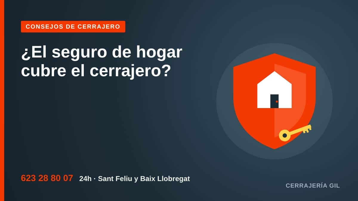Póliza de seguro de hogar junto a una llave y una puerta de entrada
